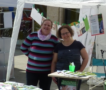 Foto von unserem Stand auf dem Selbsthilfetag in Hannover; von links nach rechts Julia und Dagmar